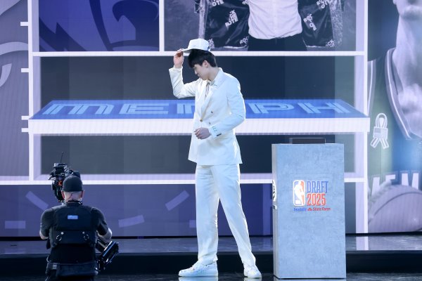 一些球迷对16日签下杨汉森感到困惑？先锋总经理：请给他一些时间成长