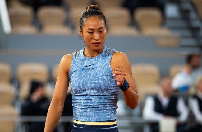 郑钦文全场仅丢三局击败老将科内强势晋级下一轮  