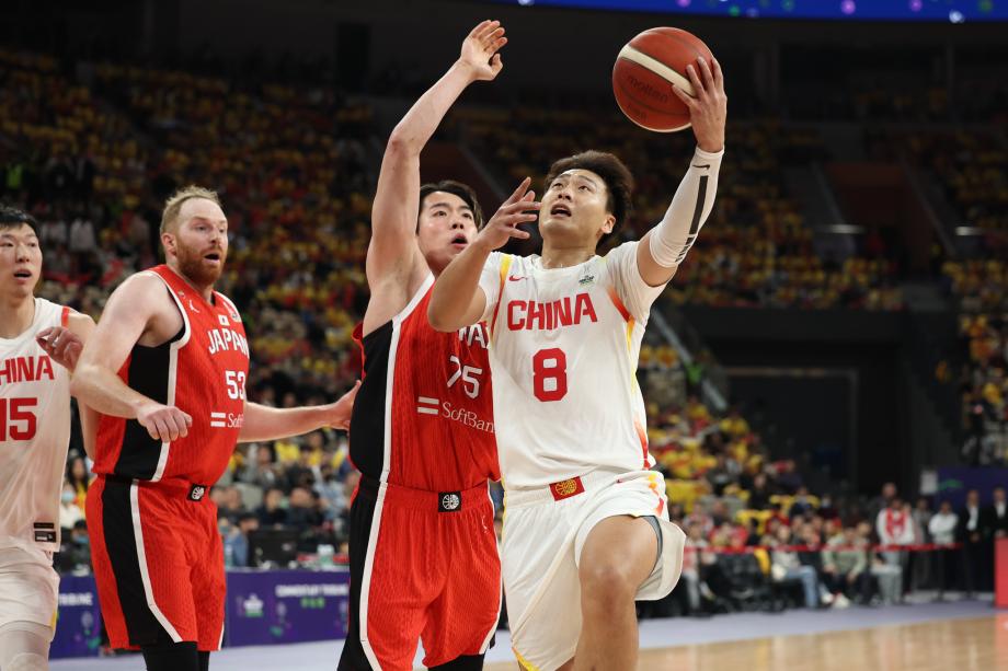 [图]中国男篮42分大胜日本 顺利晋级下一轮  亚洲杯正式比赛篮球NBA