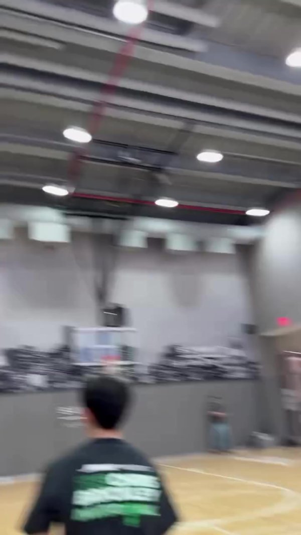 詹姆斯晒练习  ：自从膝盖负伤  以来 今天首次重返运动活动    场  练习  感觉真好