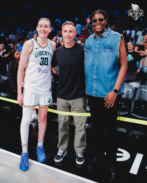 纳什纽约观战WNBA自由人赛事  ！合影中的纳什反而略显小鸟依人